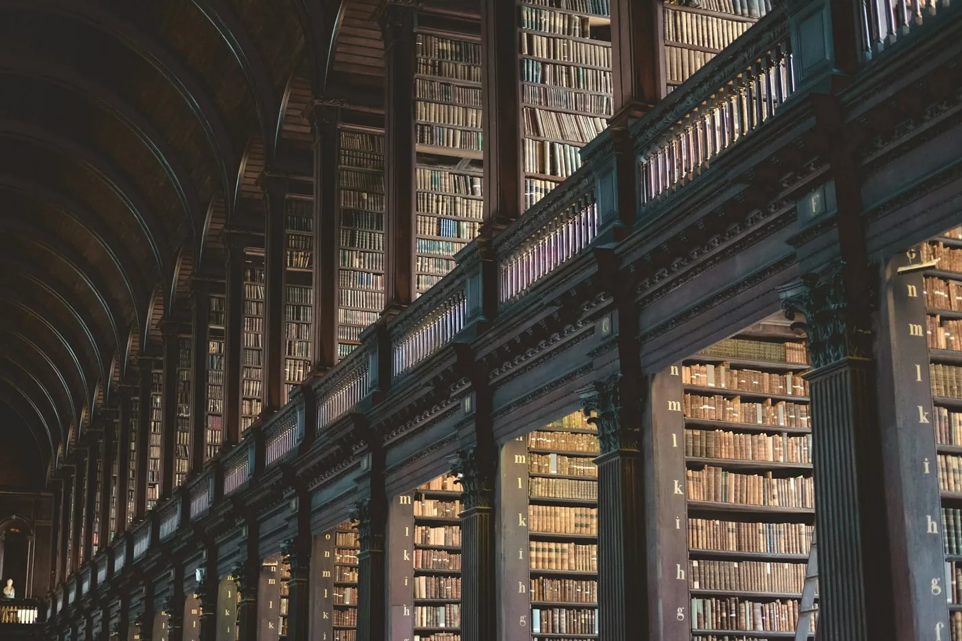 رفوف الكتب في مكتبة ترينيتي