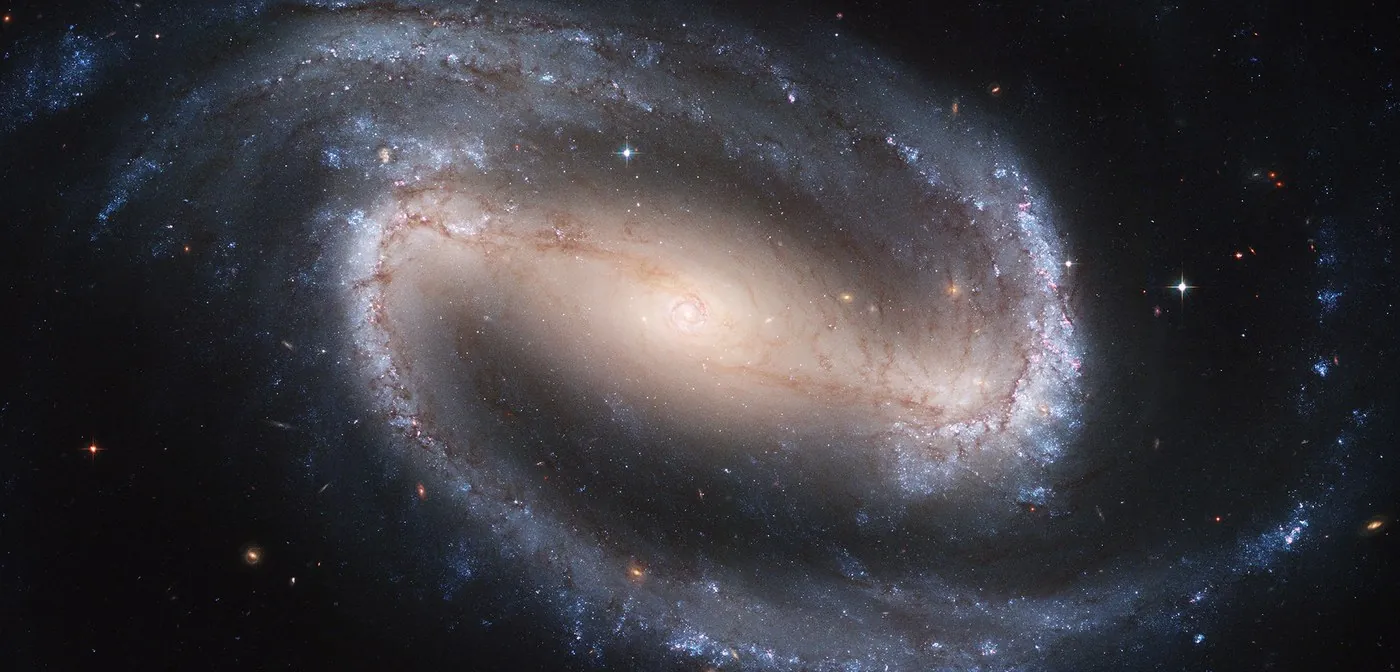 مجرة NGC 1300 كما رصدها تلسكوب هابل — صورة للفضاء
